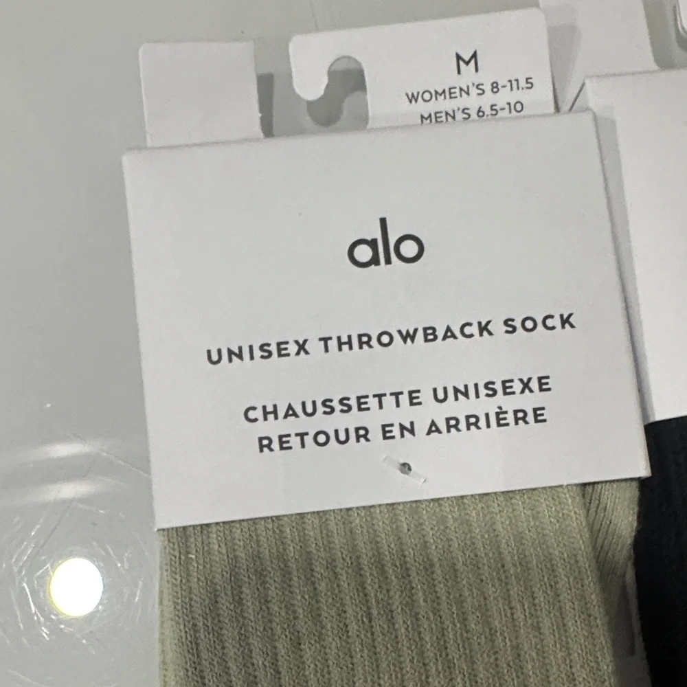 ALO Yoga Unisex Ribbed throwback Socks in Olive & scrunch in Black